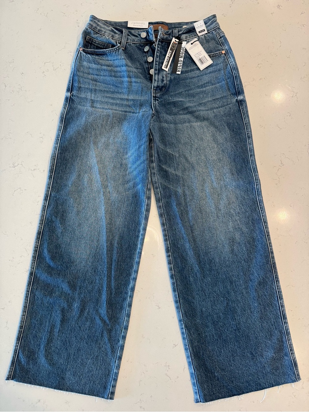 Judy Blue High-Rise Wide Leg Jeans in Medium Blue Wash
